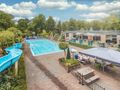 Camping Pas Cher vous présente avec son site Officiel campingpascher.fr, le Établissement Veluwepark De Bosgraaf, situé sur la commune de Lieren dans le département Apeldoorn (Gueldre) au Pays-bas. L'établissement Veluwepark De Bosgraaf vous propose un hébergement de type chalet. L'établissement vous propose 30 autres types d'hébergements. Découvrez tous nos séjours à petits prix dans la commune et aux alentours de Lieren du département : Apeldoorn (Gueldre).... En savoir plus : cliquez-ICI.