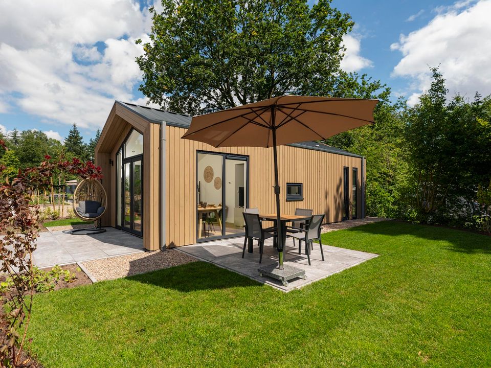 Camping Pas Cher vous présente avec son site Officiel campingpascher.fr, le Établissement Veluwepark De Bosgraaf, situé sur la commune de Lieren dans le département Apeldoorn (Gueldre) au Pays-bas. L'établissement Veluwepark De Bosgraaf vous propose un hébergement de type chalet. L'établissement vous propose 30 autres types d'hébergements. Découvrez tous nos séjours à petits prix dans la commune et aux alentours de Lieren du département : Apeldoorn (Gueldre).... En savoir plus : cliquez-ICI.