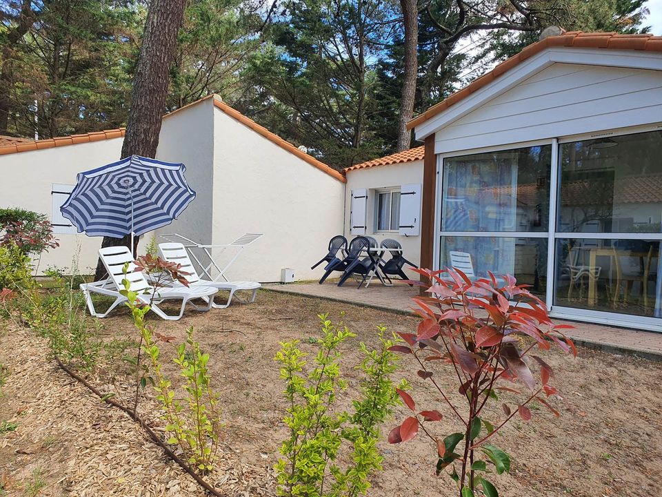 Camping Pas Cher vous présente avec son site Officiel campingpascher.fr, le Camping Domaine De La Presqu'île classé 4 étoiles, situé sur la commune de L'aiguillon Sur Mer dans le département Vendée (Pays De La Loire) en France. Le camping Domaine De La Presqu'île vous propose un hébergement de type maison de campagne de 36 m². Cet hébergement propose plus de 3 dates différentes pour réserver ! Pour dévouvrir la période la moins chère, consultez la rubrique 'Tarifs' et sélectionnez votre mois de départ. L'établissement vous propose 5 autres types d'hébergements. Découvrez tous nos séjours à petits prix dans la commune et aux alentours de L'aiguillon Sur Mer du département : Vendée (Pays De La Loire). Mer, Piscine chauffée, Piscine extérieure, Aire de jeux enfants, Baby-foot, Ping-pong, Pétanque, Terrain de badminton, Bar, Restaurant,... En savoir plus : cliquez-ICI.