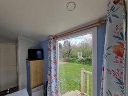 Camping Pas Cher vous présente avec son site Officiel campingpascher.fr, le Camping Aux Portes De Paimpol classé 3 étoiles, situé sur la commune de Kerfot dans le département Côtes-d'armor (Bretagne) en France. Le camping Aux Portes De Paimpol, vous présente un hébergement de type mobil-home de 26 m² pour 4 personnes et télévision. Le camping Aux Portes De Paimpol vous propose du sam. 18 avril au sam. 25 avril 2026 pour 7 nuits à 322€. Cette location propose 85 dates différentes pour réserver votre séjour. Découvrez également les 9 autres gammes d'hébergements du camping. Les Avis clients pour le Camping Aux Portes De Paimpol sont excellents avec une note moyenne de 9 sur 10. Mer, Piscine chauffée, Piscine couverte, Aire de jeux enfants, Baby-foot, Parcours sportif, Ping-pong, Pétanque, Bar, Dépôt de pain, Food truck, Épicerie,... En savoir plus : cliquez-ICI.