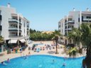 Camping Pas Cher vous présente avec son site Officiel campingpascher.fr, le Camping Apartamentos Pins Platja, situé sur la commune de Cambrils dans le département Tarragone (Catalogne) en Espagne. Le camping Apartamentos Pins Platja, vous présente un hébergement de type appartement avec climatisation et télévision. Le camping Apartamentos Pins Platja vous propose du dimanche 13 septembre au dimanche 20 septembre 2026 pour 7 nuits à 718.9€. Cette location propose 52 dates différentes pour réserver votre séjour. Découvrez également les 3 autres gammes d'hébergements du camping. Piscine extérieure, Bar, Restaurant, Snack/Bar, Supermarché,... En savoir plus : cliquez-ICI.