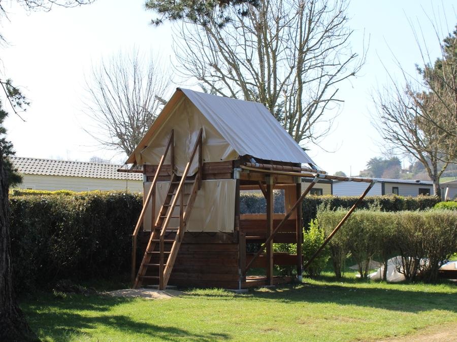 Camping Pas Cher vous présente avec son site Officiel campingpascher.fr, le Camping Sunêlia La Baie De Saint Pol classé 4 étoiles, situé sur la commune de Saint Pol De Léon dans le département Finistère (Bretagne) en France. Le camping Sunêlia La Baie De Saint Pol, vous présente un hébergement de type tente. Le camping Sunêlia La Baie De Saint Pol vous propose du vendredi 12 juin au vendredi 19 juin 2026, en promotion à -19% pour 7 nuits à 197,64 € au lieu de 244,0 € soit une Économie de 46,36 €. Cette location propose 107 dates différentes pour réserver votre séjour. Découvrez également les 11 autres gammes d'hébergements du camping. Les Avis clients pour le Camping Sunêlia La Baie De Saint Pol sont excellents avec une note moyenne de 8 sur 10. Mer, Piscine chauffée, Piscine extérieure, Animations familiales, Club enfants, Aire de jeux enfants, Cyclisme, Ping-pong, Pétanque, Randonnée, Structure gonflable enfants, Bar, Boulangerie, Dépôt de pain, Restaurant, Snack/Bar, Station-service, Supermarché, Épicerie,... En savoir plus : cliquez-ICI.