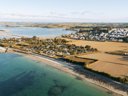 Camping Pas Cher vous présente avec son site Officiel campingpascher.fr, le Camping Sunêlia La Baie De Saint Pol classé 4 étoiles, situé sur la commune de Saint Pol De Léon dans le département Finistère (Bretagne) en France. Le camping Sunêlia La Baie De Saint Pol, vous présente un hébergement de type tente. Le camping Sunêlia La Baie De Saint Pol vous propose du vendredi 12 juin au vendredi 19 juin 2026, en promotion à -19% pour 7 nuits à 197,64 € au lieu de 244,0 € soit une Économie de 46,36 €. Cette location propose 107 dates différentes pour réserver votre séjour. Découvrez également les 11 autres gammes d'hébergements du camping. Les Avis clients pour le Camping Sunêlia La Baie De Saint Pol sont excellents avec une note moyenne de 8 sur 10. Mer, Piscine chauffée, Piscine extérieure, Animations familiales, Club enfants, Aire de jeux enfants, Cyclisme, Ping-pong, Pétanque, Randonnée, Structure gonflable enfants, Bar, Boulangerie, Dépôt de pain, Restaurant, Snack/Bar, Station-service, Supermarché, Épicerie,... En savoir plus : cliquez-ICI.