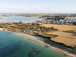 Camping Pas Cher vous présente avec son site Officiel campingpascher.fr, le Camping Sunêlia La Baie De Saint Pol classé 4 étoiles, situé sur la commune de Saint Pol De Léon dans le département Finistère (Bretagne) en France. Le camping Sunêlia La Baie De Saint Pol, vous présente un hébergement de type mobil-home de 32 m² et télévision. Le camping Sunêlia La Baie De Saint Pol vous propose du jeudi 14 mai au jeudi 21 mai 2026, en promotion à -19% pour 7 nuits à 376,65 € au lieu de 465,0 € soit une Économie de 88,35 €. Cette location propose 96 dates différentes pour réserver votre séjour. Découvrez également les 10 autres gammes d'hébergements du camping. Les Avis clients pour le Camping Sunêlia La Baie De Saint Pol sont excellents avec une note moyenne de 8 sur 10. Mer, Piscine chauffée, Piscine extérieure, Animations familiales, Club enfants, Aire de jeux enfants, Cyclisme, Ping-pong, Pétanque, Randonnée, Structure gonflable enfants, Bar, Boulangerie, Dépôt de pain, Restaurant, Snack/Bar, Station-service, Supermarché, Épicerie,... En savoir plus : cliquez-ICI.
