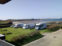 Camping Pas Cher vous présente avec son site Officiel campingpascher.fr, le Camping Sunêlia La Baie De Saint Pol classé 4 étoiles, situé sur la commune de Saint Pol De Léon dans le département Finistère (Bretagne) en France. Le camping Sunêlia La Baie De Saint Pol, vous présente un hébergement de type mobil-home et télévision. Le camping Sunêlia La Baie De Saint Pol vous propose du vendredi 15 mai au vendredi 22 mai 2026, en promotion à -19% pour 7 nuits à 315,90 € au lieu de 390,0 € soit une Économie de 74,10 €. Cette location propose 93 dates différentes pour réserver votre séjour. Découvrez également les 10 autres gammes d'hébergements du camping. Les Avis clients pour le Camping Sunêlia La Baie De Saint Pol sont excellents avec une note moyenne de 8 sur 10. Mer, Piscine chauffée, Piscine extérieure, Animations familiales, Club enfants, Aire de jeux enfants, Cyclisme, Ping-pong, Pétanque, Randonnée, Structure gonflable enfants, Bar, Boulangerie, Dépôt de pain, Restaurant, Snack/Bar, Station-service, Supermarché, Épicerie,... En savoir plus : cliquez-ICI.