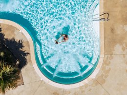 Camping Pas Cher vous présente avec son site Officiel campingpascher.fr, le Camping Sunêlia La Baie De Saint Pol classé 4 étoiles, situé sur la commune de Saint Pol De Léon dans le département Finistère (Bretagne) en France. Le camping Sunêlia La Baie De Saint Pol, vous présente un hébergement de type mobil-home de 32 m² pour 1 personne et télévision. Le camping Sunêlia La Baie De Saint Pol vous propose du vendredi 15 mai au vendredi 22 mai 2026, en promotion à -19% pour 7 nuits à 315,90 € au lieu de 390,0 € soit une Économie de 74,10 €. Cette location propose 88 dates différentes pour réserver votre séjour. Découvrez également les 10 autres gammes d'hébergements du camping. Les Avis clients pour le Camping Sunêlia La Baie De Saint Pol sont excellents avec une note moyenne de 8 sur 10. Mer, Piscine chauffée, Piscine extérieure, Animations familiales, Club enfants, Aire de jeux enfants, Cyclisme, Ping-pong, Pétanque, Randonnée, Structure gonflable enfants, Bar, Boulangerie, Dépôt de pain, Restaurant, Snack/Bar, Station-service, Supermarché, Épicerie,... En savoir plus : cliquez-ICI.