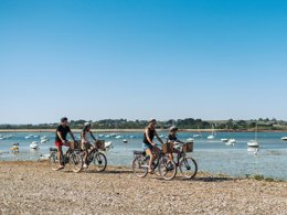 Camping Pas Cher vous présente avec son site Officiel campingpascher.fr, le Camping Sunêlia La Baie De Saint Pol classé 4 étoiles, situé sur la commune de Saint Pol De Léon dans le département Finistère (Bretagne) en France. Le camping Sunêlia La Baie De Saint Pol, vous présente un hébergement de type mobil-home de 34 m² et télévision. Le camping Sunêlia La Baie De Saint Pol vous propose du jeudi 14 mai au jeudi 21 mai 2026, en promotion à -19% pour 7 nuits à 376,65 € au lieu de 465,0 € soit une Économie de 88,35 €. Cette location propose 94 dates différentes pour réserver votre séjour. Découvrez également les 10 autres gammes d'hébergements du camping. Les Avis clients pour le Camping Sunêlia La Baie De Saint Pol sont excellents avec une note moyenne de 8 sur 10. Mer, Piscine chauffée, Piscine extérieure, Animations familiales, Club enfants, Aire de jeux enfants, Cyclisme, Ping-pong, Pétanque, Randonnée, Structure gonflable enfants, Bar, Boulangerie, Dépôt de pain, Restaurant, Snack/Bar, Station-service, Supermarché, Épicerie,... En savoir plus : cliquez-ICI.