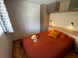 Camping Pas Cher vous présente avec son site Officiel campingpascher.fr, le Camping Sunêlia La Baie De Saint Pol classé 4 étoiles, situé sur la commune de Saint Pol De Léon dans le département Finistère (Bretagne) en France. Le camping Sunêlia La Baie De Saint Pol, vous présente un hébergement de type mobil-home de 25 m² pour 4 personnes et télévision. Le camping Sunêlia La Baie De Saint Pol vous propose du sam. 19 septembre au sam. 26 septembre 2026, en promotion à -19% pour 7 nuits à 302,94 € au lieu de 374,0 € soit une Économie de 71,06 €. Cette location propose 75 dates différentes pour réserver votre séjour. Découvrez également les 10 autres gammes d'hébergements du camping. Les Avis clients pour le Camping Sunêlia La Baie De Saint Pol sont excellents avec une note moyenne de 8 sur 10. Mer, Piscine chauffée, Piscine extérieure, Animations familiales, Club enfants, Aire de jeux enfants, Cyclisme, Ping-pong, Pétanque, Randonnée, Structure gonflable enfants, Bar, Boulangerie, Dépôt de pain, Restaurant, Snack/Bar, Station-service, Supermarché, Épicerie,... En savoir plus : cliquez-ICI.