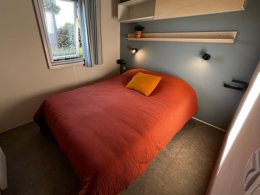 Camping Pas Cher vous présente avec son site Officiel campingpascher.fr, le Camping Sunêlia La Baie De Saint Pol classé 4 étoiles, situé sur la commune de Saint Pol De Léon dans le département Finistère (Bretagne) en France. Le camping Sunêlia La Baie De Saint Pol, vous présente un hébergement de type mobil-home de 34 m² et télévision. Le camping Sunêlia La Baie De Saint Pol vous propose du jeudi 14 mai au jeudi 21 mai 2026, en promotion à -19% pour 7 nuits à 376,65 € au lieu de 465,0 € soit une Économie de 88,35 €. Cette location propose 94 dates différentes pour réserver votre séjour. Découvrez également les 10 autres gammes d'hébergements du camping. Les Avis clients pour le Camping Sunêlia La Baie De Saint Pol sont excellents avec une note moyenne de 8 sur 10. Mer, Piscine chauffée, Piscine extérieure, Animations familiales, Club enfants, Aire de jeux enfants, Cyclisme, Ping-pong, Pétanque, Randonnée, Structure gonflable enfants, Bar, Boulangerie, Dépôt de pain, Restaurant, Snack/Bar, Station-service, Supermarché, Épicerie,... En savoir plus : cliquez-ICI.