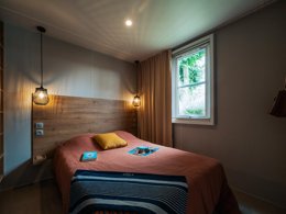 Camping Pas Cher vous présente avec son site Officiel campingpascher.fr, le Camping Sunêlia La Baie De Saint Pol classé 4 étoiles, situé sur la commune de Saint Pol De Léon dans le département Finistère (Bretagne) en France. Le camping Sunêlia La Baie De Saint Pol, vous présente un hébergement de type mobil-home de 32 m² et télévision. Le camping Sunêlia La Baie De Saint Pol vous propose du jeudi 14 mai au jeudi 21 mai 2026, en promotion à -19% pour 7 nuits à 376,65 € au lieu de 465,0 € soit une Économie de 88,35 €. Cette location propose 96 dates différentes pour réserver votre séjour. Découvrez également les 10 autres gammes d'hébergements du camping. Les Avis clients pour le Camping Sunêlia La Baie De Saint Pol sont excellents avec une note moyenne de 8 sur 10. Mer, Piscine chauffée, Piscine extérieure, Animations familiales, Club enfants, Aire de jeux enfants, Cyclisme, Ping-pong, Pétanque, Randonnée, Structure gonflable enfants, Bar, Boulangerie, Dépôt de pain, Restaurant, Snack/Bar, Station-service, Supermarché, Épicerie,... En savoir plus : cliquez-ICI.