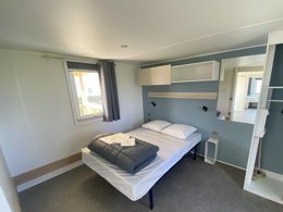 Camping Pas Cher vous présente avec son site Officiel campingpascher.fr, le Camping Sunêlia La Baie De Saint Pol classé 4 étoiles, situé sur la commune de Saint Pol De Léon dans le département Finistère (Bretagne) en France. Le camping Sunêlia La Baie De Saint Pol, vous présente un hébergement de type mobil-home de 32 m² pour 1 personne et télévision. Le camping Sunêlia La Baie De Saint Pol vous propose du vendredi 15 mai au vendredi 22 mai 2026, en promotion à -19% pour 7 nuits à 315,90 € au lieu de 390,0 € soit une Économie de 74,10 €. Cette location propose 88 dates différentes pour réserver votre séjour. Découvrez également les 10 autres gammes d'hébergements du camping. Les Avis clients pour le Camping Sunêlia La Baie De Saint Pol sont excellents avec une note moyenne de 8 sur 10. Mer, Piscine chauffée, Piscine extérieure, Animations familiales, Club enfants, Aire de jeux enfants, Cyclisme, Ping-pong, Pétanque, Randonnée, Structure gonflable enfants, Bar, Boulangerie, Dépôt de pain, Restaurant, Snack/Bar, Station-service, Supermarché, Épicerie,... En savoir plus : cliquez-ICI.