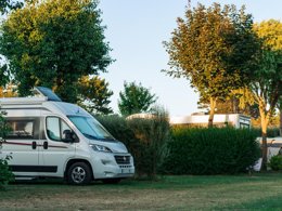 Camping Pas Cher vous présente avec son site Officiel campingpascher.fr, le Camping Sunêlia La Baie De Saint Pol classé 4 étoiles, situé sur la commune de Saint Pol De Léon dans le département Finistère (Bretagne) en France. Le camping Sunêlia La Baie De Saint Pol, vous présente un hébergement de type mobil-home de 25 m² pour 4 personnes et télévision. Le camping Sunêlia La Baie De Saint Pol vous propose du sam. 19 septembre au sam. 26 septembre 2026, en promotion à -19% pour 7 nuits à 302,94 € au lieu de 374,0 € soit une Économie de 71,06 €. Cette location propose 75 dates différentes pour réserver votre séjour. Découvrez également les 10 autres gammes d'hébergements du camping. Les Avis clients pour le Camping Sunêlia La Baie De Saint Pol sont excellents avec une note moyenne de 8 sur 10. Mer, Piscine chauffée, Piscine extérieure, Animations familiales, Club enfants, Aire de jeux enfants, Cyclisme, Ping-pong, Pétanque, Randonnée, Structure gonflable enfants, Bar, Boulangerie, Dépôt de pain, Restaurant, Snack/Bar, Station-service, Supermarché, Épicerie,... En savoir plus : cliquez-ICI.