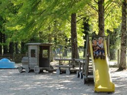 Camping Pas Cher vous présente avec son site Officiel campingpascher.fr, le Camping Sunelia L'Etang De Sologne classé 3 étoiles, situé sur la commune de Nouan Le Fuzelier dans le département Loir-et-cher (Centre Val De Loire) en France. Le camping Sunelia L'Etang De Sologne, vous présente un hébergement de type hébergement insolite de 9 m² pour 2 personnes. Le camping Sunelia L'Etang De Sologne vous propose du vendredi 02 octobre au vendredi 09 octobre 2026, en promotion à -28% pour 7 nuits à 110,88 € au lieu de 154,0 € soit une Économie de 43,12 €. Cette location propose 185 dates différentes pour réserver votre séjour. Découvrez également les 16 autres gammes d'hébergements du camping. Les Avis clients pour le Camping Sunelia L'Etang De Sologne sont excellents avec une note moyenne de 9 sur 10. Piscine chauffée, Piscine extérieure, Animations familiales, Club enfants, Aire de jeux enfants, Baby-foot, Court de tennis, Cyclisme, Ping-pong, Pétanque, Salle de jeux vidéo, Terrain de badminton, Terrain de volley-ball, Trampoline, Bar, Dépôt de pain, Snack/Bar, Épicerie,... En savoir plus : cliquez-ICI.