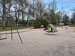 Camping Pas Cher vous présente avec son site Officiel campingpascher.fr, le Camping Sunelia L'Etang De Sologne classé 3 étoiles, situé sur la commune de Nouan Le Fuzelier dans le département Loir-et-cher (Centre Val De Loire) en France. Le camping Sunelia L'Etang De Sologne, vous présente un hébergement de type tente de 10 m². Le camping Sunelia L'Etang De Sologne vous propose du vendredi 02 octobre au vendredi 09 octobre 2026, en promotion à -28% pour 7 nuits à 146,16 € au lieu de 203,0 € soit une Économie de 56,84 €. Cette location propose 133 dates différentes pour réserver votre séjour. Découvrez également les 16 autres gammes d'hébergements du camping. Les Avis clients pour le Camping Sunelia L'Etang De Sologne sont excellents avec une note moyenne de 9 sur 10. Piscine chauffée, Piscine extérieure, Animations familiales, Club enfants, Aire de jeux enfants, Baby-foot, Court de tennis, Cyclisme, Ping-pong, Pétanque, Salle de jeux vidéo, Terrain de badminton, Terrain de volley-ball, Trampoline, Bar, Dépôt de pain, Snack/Bar, Épicerie,... En savoir plus : cliquez-ICI.