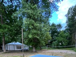 Camping Pas Cher vous présente avec son site Officiel campingpascher.fr, le Camping Sunelia L'Etang De Sologne classé 3 étoiles, situé sur la commune de Nouan Le Fuzelier dans le département Loir-et-cher (Centre Val De Loire) en France. Le camping Sunelia L'Etang De Sologne, vous présente un hébergement de type mobil-home de 40 m² avec climatisation et télévision. Le camping Sunelia L'Etang De Sologne vous propose du vendredi 02 octobre au vendredi 09 octobre 2026, en promotion à -28% pour 7 nuits à 362,88 € au lieu de 504,0 € soit une Économie de 141,12 €. Cette location propose 86 dates différentes pour réserver votre séjour. Découvrez également les 16 autres gammes d'hébergements du camping. Les Avis clients pour le Camping Sunelia L'Etang De Sologne sont excellents avec une note moyenne de 9 sur 10. Piscine chauffée, Piscine extérieure, Animations familiales, Club enfants, Aire de jeux enfants, Baby-foot, Court de tennis, Cyclisme, Ping-pong, Pétanque, Salle de jeux vidéo, Terrain de badminton, Terrain de volley-ball, Trampoline, Bar, Dépôt de pain, Snack/Bar, Épicerie,... En savoir plus : cliquez-ICI.