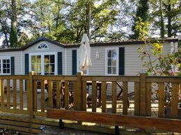 Camping Pas Cher vous présente avec son site Officiel campingpascher.fr, le Camping Sunelia L'Etang De Sologne classé 3 étoiles, situé sur la commune de Nouan Le Fuzelier dans le département Loir-et-cher (Centre Val De Loire) en France. Le camping Sunelia L'Etang De Sologne, vous présente un hébergement de type mobil-home de 39 m² et télévision. Le camping Sunelia L'Etang De Sologne vous propose du vendredi 02 octobre au vendredi 09 octobre 2026, en promotion à -27% pour 7 nuits à 211,68 € au lieu de 294,0 € soit une Économie de 82,32 €. Cette location propose 109 dates différentes pour réserver votre séjour. Découvrez également les 16 autres gammes d'hébergements du camping. Les Avis clients pour le Camping Sunelia L'Etang De Sologne sont excellents avec une note moyenne de 9 sur 10. Piscine chauffée, Piscine extérieure, Animations familiales, Club enfants, Aire de jeux enfants, Baby-foot, Court de tennis, Cyclisme, Ping-pong, Pétanque, Salle de jeux vidéo, Terrain de badminton, Terrain de volley-ball, Trampoline, Bar, Dépôt de pain, Snack/Bar, Épicerie,... En savoir plus : cliquez-ICI.