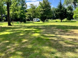 Camping Pas Cher vous présente avec son site Officiel campingpascher.fr, le Camping Sunelia L'Etang De Sologne classé 3 étoiles, situé sur la commune de Nouan Le Fuzelier dans le département Loir-et-cher (Centre Val De Loire) en France. Le camping Sunelia L'Etang De Sologne, vous présente un hébergement de type mobil-home de 28 m² avec climatisation et télévision. Le camping Sunelia L'Etang De Sologne vous propose du vendredi 03 avril au vendredi 10 avril 2026, en promotion à -18% pour 7 nuits à 351,54 € au lieu de 434,0 € soit une Économie de 82,46 €. Cette location propose 16 dates différentes pour réserver votre séjour. Découvrez également les 16 autres gammes d'hébergements du camping. Les Avis clients pour le Camping Sunelia L'Etang De Sologne sont excellents avec une note moyenne de 9 sur 10. Piscine chauffée, Piscine extérieure, Animations familiales, Club enfants, Aire de jeux enfants, Baby-foot, Court de tennis, Cyclisme, Ping-pong, Pétanque, Salle de jeux vidéo, Terrain de badminton, Terrain de volley-ball, Trampoline, Bar, Dépôt de pain, Snack/Bar, Épicerie,... En savoir plus : cliquez-ICI.