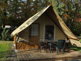 Camping Pas Cher vous présente avec son site Officiel campingpascher.fr, le Camping Sunelia L'Etang De Sologne classé 3 étoiles, situé sur la commune de Nouan Le Fuzelier dans le département Loir-et-cher (Centre Val De Loire) en France. Le camping Sunelia L'Etang De Sologne, vous présente un hébergement de type tente en toile et bois de 25 m². Le camping Sunelia L'Etang De Sologne vous propose du vendredi 02 octobre au vendredi 09 octobre 2026, en promotion à -27% pour 7 nuits à 136,08 € au lieu de 189,0 € soit une Économie de 52,92 €. Cette location propose 148 dates différentes pour réserver votre séjour. Découvrez également les 16 autres gammes d'hébergements du camping. Les Avis clients pour le Camping Sunelia L'Etang De Sologne sont excellents avec une note moyenne de 9 sur 10. Piscine chauffée, Piscine extérieure, Animations familiales, Club enfants, Aire de jeux enfants, Baby-foot, Court de tennis, Cyclisme, Ping-pong, Pétanque, Salle de jeux vidéo, Terrain de badminton, Terrain de volley-ball, Trampoline, Bar, Dépôt de pain, Snack/Bar, Épicerie,... En savoir plus : cliquez-ICI.
