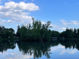 Camping Pas Cher vous présente avec son site Officiel campingpascher.fr, le Camping Sunelia L'Etang De Sologne classé 3 étoiles, situé sur la commune de Nouan Le Fuzelier dans le département Loir-et-cher (Centre Val De Loire) en France. Le camping Sunelia L'Etang De Sologne, vous présente un hébergement de type mobil-home de 20 m² et télévision. Le camping Sunelia L'Etang De Sologne vous propose du vendredi 02 octobre au vendredi 09 octobre 2026, en promotion à -27% pour 7 nuits à 176,40 € au lieu de 245,0 € soit une Économie de 68,60 €. Cette location propose 73 dates différentes pour réserver votre séjour. Découvrez également les 16 autres gammes d'hébergements du camping. Les Avis clients pour le Camping Sunelia L'Etang De Sologne sont excellents avec une note moyenne de 9 sur 10. Piscine chauffée, Piscine extérieure, Animations familiales, Club enfants, Aire de jeux enfants, Baby-foot, Court de tennis, Cyclisme, Ping-pong, Pétanque, Salle de jeux vidéo, Terrain de badminton, Terrain de volley-ball, Trampoline, Bar, Dépôt de pain, Snack/Bar, Épicerie,... En savoir plus : cliquez-ICI.