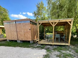 Camping Pas Cher vous présente avec son site Officiel campingpascher.fr, le Camping Sunelia L'Etang De Sologne classé 3 étoiles, situé sur la commune de Nouan Le Fuzelier dans le département Loir-et-cher (Centre Val De Loire) en France. Le camping Sunelia L'Etang De Sologne, vous présente un hébergement de type tente en toile et bois de 25 m². Le camping Sunelia L'Etang De Sologne vous propose du vendredi 02 octobre au vendredi 09 octobre 2026, en promotion à -27% pour 7 nuits à 136,08 € au lieu de 189,0 € soit une Économie de 52,92 €. Cette location propose 148 dates différentes pour réserver votre séjour. Découvrez également les 16 autres gammes d'hébergements du camping. Les Avis clients pour le Camping Sunelia L'Etang De Sologne sont excellents avec une note moyenne de 9 sur 10. Piscine chauffée, Piscine extérieure, Animations familiales, Club enfants, Aire de jeux enfants, Baby-foot, Court de tennis, Cyclisme, Ping-pong, Pétanque, Salle de jeux vidéo, Terrain de badminton, Terrain de volley-ball, Trampoline, Bar, Dépôt de pain, Snack/Bar, Épicerie,... En savoir plus : cliquez-ICI.