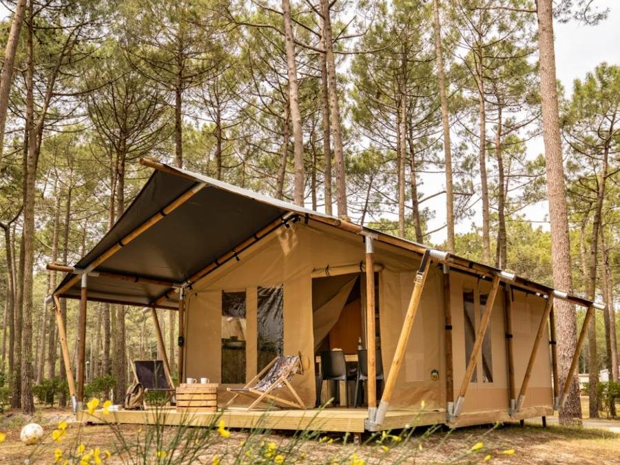 Camping Pas Cher vous présente avec son site Officiel campingpascher.fr, le Camping Le Tedey classé 4 étoiles, situé sur la commune de Lacanau dans le département Gironde (Aquitaine) en France. Le camping Le Tedey, vous présente un hébergement de type tente de 20 m² pour 1 personne. Le camping Le Tedey vous propose du jeudi 04 juin au jeudi 11 juin 2026 avec un DÉPART DEMAIN pour 7 nuits à 275€. Cette location propose 49 dates différentes pour réserver votre séjour. Découvrez également les 11 autres gammes d'hébergements du camping. Les Avis clients pour le Camping Le Tedey sont excellents avec une note moyenne de 8 sur 10. Animations familiales, Club enfants, Canoë-kayak, Cyclisme, Paddle, Ping-pong, Pétanque, Randonnée, Terrain de beach-volley, Voile, kiteSurf, Plats à emporter, Restaurant, Snack/Bar,... En savoir plus : cliquez-ICI.