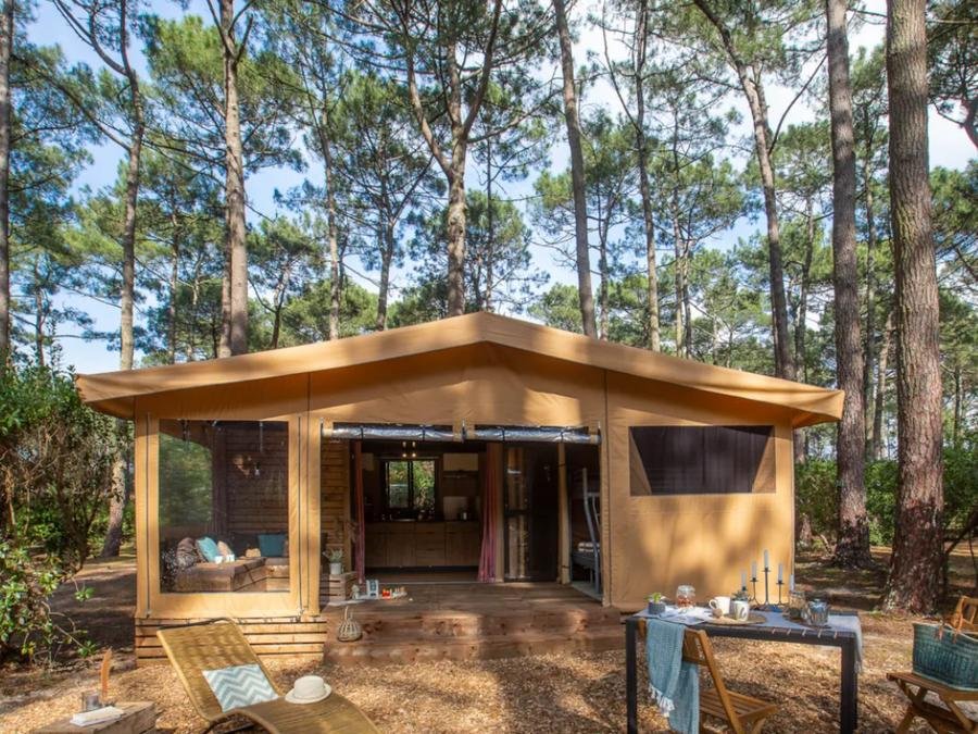 Camping Pas Cher vous présente avec son site Officiel campingpascher.fr, le Camping Le Tedey classé 4 étoiles, situé sur la commune de Lacanau dans le département Gironde (Aquitaine) en France. Le camping Le Tedey, vous présente un hébergement de type lodge de 35 m² pour 1 personne. Le camping Le Tedey vous propose du jeudi 04 juin au jeudi 11 juin 2026 avec un DÉPART DEMAIN pour 7 nuits à 380€. Cette location propose 35 dates différentes pour réserver votre séjour. Découvrez également les 11 autres gammes d'hébergements du camping. Les Avis clients pour le Camping Le Tedey sont excellents avec une note moyenne de 8 sur 10. Animations familiales, Club enfants, Canoë-kayak, Cyclisme, Paddle, Ping-pong, Pétanque, Randonnée, Terrain de beach-volley, Voile, kiteSurf, Plats à emporter, Restaurant, Snack/Bar,... En savoir plus : cliquez-ICI.