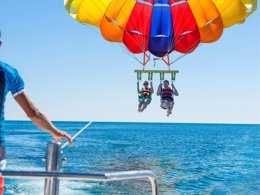 Camping Pas Cher vous présente avec son site Officiel campingpascher.fr, le Camping Le Tedey classé 4 étoiles, situé sur la commune de Lacanau dans le département Gironde (Aquitaine) en France. Le camping Le Tedey vous propose un hébergement de type mobil-home de 27 m². L'établissement vous propose 12 autres types d'hébergements. Découvrez tous nos séjours à petits prix dans la commune et aux alentours de Lacanau du département : Gironde (Aquitaine). Les Avis clients pour le Camping Le Tedey sont excellents avec une note moyenne de 8 sur 10. Animations familiales, Club enfants, Canoë-kayak, Cyclisme, Paddle, Ping-pong, Pétanque, Randonnée, Terrain de beach-volley, Voile, kiteSurf, Plats à emporter, Restaurant, Snack/Bar,... En savoir plus : cliquez-ICI.