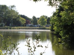Camping Pas Cher vous présente avec son site Officiel campingpascher.fr, le Camping Parc De Launay, situé sur la commune de Souvigne dans le département Indre-et-loire (Centre Val De Loire) en France. Le camping Parc De Launay vous propose un hébergement de type chambre de 50 m² pour 5 personnes (télévision). L'établissement vous propose 8 autres types d'hébergements. Découvrez tous nos séjours à petits prix dans la commune et aux alentours de Souvigne du département : Indre-et-loire (Centre Val De Loire). Les Avis clients pour le Camping Parc De Launay sont excellents avec une note moyenne de 9 sur 10. Aire de jeux enfants, Canoë-kayak, Cyclisme, Randonnée, Sports nautiques,... En savoir plus : cliquez-ICI.