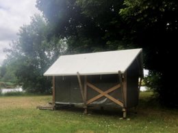 Camping Pas Cher vous présente avec son site Officiel campingpascher.fr, le Camping Parc De Launay, situé sur la commune de Souvigne dans le département Indre-et-loire (Centre Val De Loire) en France. Le camping Parc De Launay, vous présente un hébergement de type tente pour 2 personnes. Le camping Parc De Launay vous propose du vendredi 10 avril au vendredi 17 avril 2026 pour 7 nuits à 154€. Cette location propose 185 dates différentes pour réserver votre séjour. Découvrez également les 8 autres gammes d'hébergements du camping. Les Avis clients pour le Camping Parc De Launay sont excellents avec une note moyenne de 9 sur 10. Aire de jeux enfants, Canoë-kayak, Cyclisme, Randonnée, Sports nautiques,... En savoir plus : cliquez-ICI.