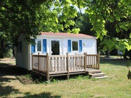Camping Pas Cher vous présente avec son site Officiel campingpascher.fr, le Camping Parc De Launay, situé sur la commune de Souvigne dans le département Indre-et-loire (Centre Val De Loire) en France. Le camping Parc De Launay, vous présente un hébergement de type chalet de 25 m² pour 1 personne et télévision. Le camping Parc De Launay vous propose du lundi 27 avril au lundi 04 mai 2026, en promotion à -10% pour 7 nuits à 410,40 € au lieu de 456,0 € soit une Économie de 45,60 €. Cette location propose 176 dates différentes pour réserver votre séjour. Découvrez également les 8 autres gammes d'hébergements du camping. Les Avis clients pour le Camping Parc De Launay sont excellents avec une note moyenne de 9 sur 10. Aire de jeux enfants, Canoë-kayak, Cyclisme, Randonnée, Sports nautiques,... En savoir plus : cliquez-ICI.