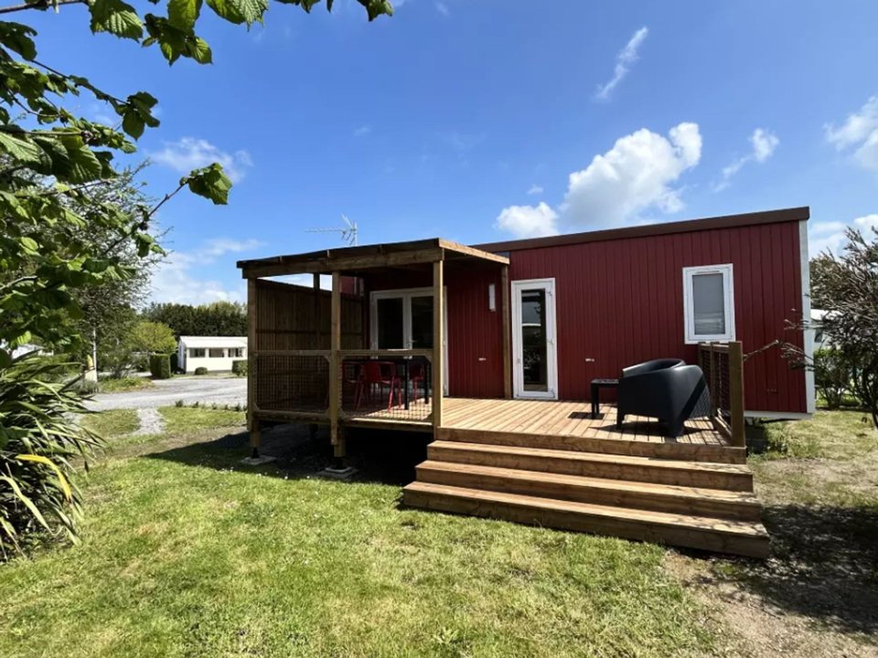 Camping Pas Cher vous présente avec son site Officiel campingpascher.fr, le Camping Maeva Escapades Domaine Du Mès, situé sur la commune de Saint Molf dans le département Loire-atlantique (Pays De La Loire) en France. Le camping Maeva Escapades Domaine Du Mès vous propose un hébergement de type mobil-home de 28 m² (télévision). L'établissement vous propose 8 autres types d'hébergements. Découvrez tous nos séjours à petits prix dans la commune et aux alentours de Saint Molf du département : Loire-atlantique (Pays De La Loire). Les Avis clients pour le Camping Maeva Escapades Domaine Du Mès sont excellents avec une note moyenne de 10 sur 10. Piscine couverte, Piscine extérieure, Club enfants, Aire de jeux enfants, Terrain multisports, Dépôt de pain,... En savoir plus : cliquez-ICI.