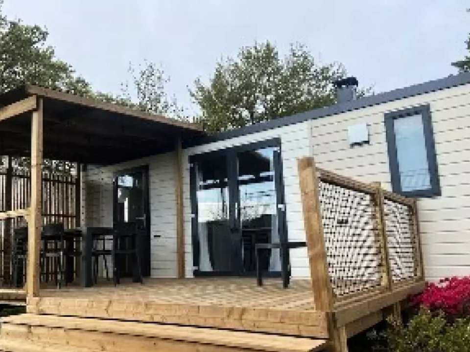 Camping Pas Cher vous présente avec son site Officiel campingpascher.fr, le Camping Maeva Escapades Domaine Du Mès, situé sur la commune de Saint Molf dans le département Loire-atlantique (Pays De La Loire) en France. Le camping Maeva Escapades Domaine Du Mès vous propose un hébergement de type mobil-home. L'établissement vous propose un autre type d'hébergement. Découvrez tous nos séjours à petits prix dans la commune et aux alentours de Saint Molf du département : Loire-atlantique (Pays De La Loire). Les Avis clients pour le Camping Maeva Escapades Domaine Du Mès sont excellents avec une note moyenne de 10 sur 10. Piscine couverte, Piscine extérieure, Club enfants, Aire de jeux enfants, Terrain multisports, Dépôt de pain,... En savoir plus : cliquez-ICI.