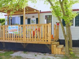 Camping Pas Cher vous présente avec son site Officiel campingpascher.fr, le Camping Lido Di Sesto Boats&Restaurant, situé sur la commune de Sesto Calende dans le département Varèse (Lombardie) en Italie. Le camping Lido Di Sesto Boats&Restaurant, vous présente un hébergement de type mobil-home. Le camping Lido Di Sesto Boats&Restaurant vous proposeun séjour PAS CHER avec une REMISEdu sam. 19 septembre au sam. 26 septembre 2026, en promotion à -42% pour 7 nuits à 200 € au lieu de 350,0 € soit une Économie de 150 €. Cette location propose 27 dates différentes pour réserver votre séjour. Découvrez également les 1 autres gammes d'hébergements du camping. Lac, Piscine extérieure, Canoë-kayak, Bar, Restaurant,... En savoir plus : cliquez-ICI.