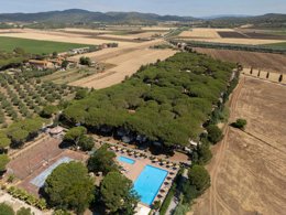 Camping Pas Cher vous présente avec son site Officiel campingpascher.fr, le Camping Costa D'Argento Village Club Capalbio classé 3 étoiles, situé sur la commune de Capalbio dans le département Grosseto (Toscane) en Italie. Le camping Costa D'Argento Village Club Capalbio vous propose un hébergement de type mobil-home pour 1 personne. L'établissement vous propose 2 autres types d'hébergements. Découvrez tous nos séjours à petits prix dans la commune et aux alentours de Capalbio du département : Grosseto (Toscane). Mer, Bassin enfant, Piscine extérieure, Animations familiales, Club enfants, Restaurant, Snack/Bar, Épicerie,... En savoir plus : cliquez-ICI.