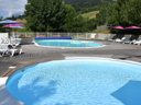 Camping Pas Cher vous présente avec son site Officiel campingpascher.fr, le Camping Vacances ULVF Les Essertets classé 3 étoiles, situé sur la commune de Praz Sur Arly dans le département Haute-savoie (Rhône Alpes) en France. Le camping Vacances ULVF Les Essertets, vous présente un hébergement de type appartement. Le camping Vacances ULVF Les Essertets vous propose du lundi 28 septembre au lundi 05 octobre 2026 pour 7 nuits à 595€. Cette location propose 106 dates différentes pour réserver votre séjour. Découvrez également les 1 autres gammes d'hébergements du camping. Piscine extérieure, Aire de jeux enfants, Baby-foot, Terrain multisports, Bar, Restaurant,... En savoir plus : cliquez-ICI.