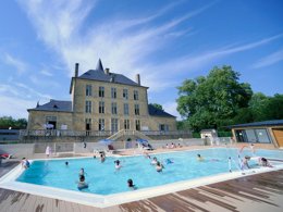 Camping Pas Cher vous présente avec son site Officiel campingpascher.fr, le Camping Vacances ULVF Le Domaine De Pelvezy, situé sur la commune de Saint Genies dans le département Dordogne (Aquitaine) en France. Le camping Vacances ULVF Le Domaine De Pelvezy, vous présente un hébergement de type maison de campagne pour 4 personnes. Le camping Vacances ULVF Le Domaine De Pelvezy vous propose du vendredi 10 juillet au vendredi 17 juillet 2026 avec une PROMO de DERNIÈRE MINUTE, en promotion à -25% pour 7 nuits à 960 € au lieu de 1280,0 € soit une Économie de 320 €. Cette location propose 51 dates différentes pour réserver votre séjour. Découvrez également les 4 autres gammes d'hébergements du camping. Les Avis clients pour le Camping Vacances ULVF Le Domaine De Pelvezy sont excellents avec une note moyenne de 9 sur 10. Piscine extérieure, Animation ados, Animation enfants, Animations familiales, Aire de jeux enfants, Pétanque, Terrain multisports, Bar, Restaurant, Snack/Bar,... En savoir plus : cliquez-ICI.