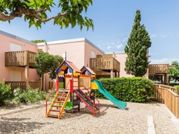 Camping Pas Cher vous présente avec son site Officiel campingpascher.fr, le Camping Vacances ULVF Les Girelles, situé sur la commune de Fleury dans le département Aude (Languedoc Roussillon) en France. Le camping Vacances ULVF Les Girelles vous propose un hébergement de type appartement pour 4 personnes (télévision). L'établissement vous propose 5 autres types d'hébergements. Découvrez tous nos séjours à petits prix dans la commune et aux alentours de Fleury du département : Aude (Languedoc Roussillon). Piscine extérieure, Animation ados, Animation enfants, Animations familiales, Aire de jeux enfants, Court de tennis, Paddle, Pétanque, Bar, Restaurant, Snack/Bar,... En savoir plus : cliquez-ICI.