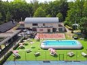 Camping Pas Cher vous présente avec son site Officiel campingpascher.fr, le Camping Floreal Holidays Het Veen classé 4 étoiles, situé sur la commune de Brecht dans le département Flandre Occidentale (Flandre) en Belgique. Le camping Floreal Holidays Het Veen vous propose un hébergement de type chalet. L'établissement vous propose 3 autres types d'hébergements. Découvrez tous nos séjours à petits prix dans la commune et aux alentours de Brecht du département : Flandre Occidentale (Flandre). Les Avis clients pour le Camping Floreal Holidays Het Veen sont excellents avec une note moyenne de 9 sur 10. Piscine extérieure, Animations familiales, Club enfants, Aire de jeux enfants, Ping-pong, Piscine, Pétanque, Terrain multisports, Bar, Dépôt de pain, Restaurant, Snack/Bar, Épicerie,... En savoir plus : cliquez-ICI.