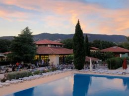 Camping Pas Cher vous présente avec son site Officiel campingpascher.fr, le Camping Village Vacances Cévéo De Bormes-les-Mimosas " La Manne", situé sur la commune de Bormes Les Mimosas dans le département Var (Provence Alpes Côte D'azur) en France. Le camping Village Vacances Cévéo De Bormes-les-Mimosas " La Manne" vous propose un hébergement de type maison de 42 m² pour 1 personne. L'établissement vous propose 3 autres types d'hébergements. Découvrez tous nos séjours à petits prix dans la commune et aux alentours de Bormes Les Mimosas du département : Var (Provence Alpes Côte D'azur). Piscine extérieure, Animation enfants, Animations familiales, Club ados, Aire de jeux enfants, Court de tennis, Ping-pong, Pétanque, Terrain de beach-volley, Plats à emporter,... En savoir plus : cliquez-ICI.