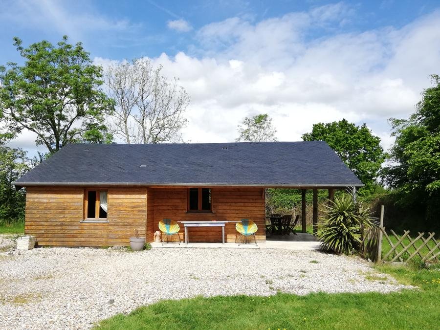Camping Pas Cher vous présente avec son site Officiel campingpascher.fr, le Camping Ushuaïa Villages - Les Pommiers Pays D'Auge classé 3 étoiles, situé sur la commune de Saint Sylvestre De Cormeilles dans le département Eure (Haute Normandie) en France. Le camping Ushuaïa Villages - Les Pommiers Pays D'Auge, vous présente un hébergement de type chalet de 40 m² pour 6 personnes et télévision. Le camping Ushuaïa Villages - Les Pommiers Pays D'Auge vous propose du sam. 19 septembre au sam. 26 septembre 2026 pour 7 nuits à 319€. Cette location propose 45 dates différentes pour réserver votre séjour. Découvrez également les 14 autres gammes d'hébergements du camping. Les Avis clients pour le Camping Ushuaïa Villages - Les Pommiers Pays D'Auge sont excellents avec une note moyenne de 8 sur 10. Piscine chauffée, Piscine couverte, Animation enfants, Aire de jeux enfants, Baby-foot, Parcours sportif, Pétanque, Randonnée, Structure gonflable enfants, Trampoline, Dépôt de pain, Snack/Bar,... En savoir plus : cliquez-ICI.