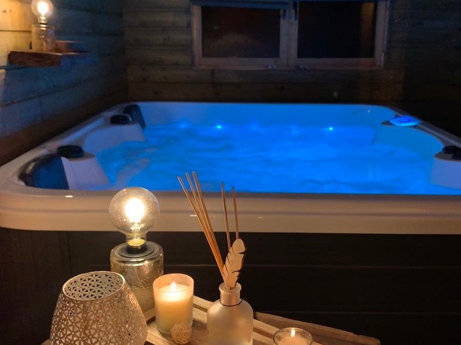 Camping Pas Cher vous présente avec son site Officiel campingpascher.fr, le Camping Ushuaïa Villages - Les Pommiers Pays D'Auge classé 3 étoiles, situé sur la commune de Saint Sylvestre De Cormeilles dans le département Eure (Haute Normandie) en France. Le camping Ushuaïa Villages - Les Pommiers Pays D'Auge, vous présente un hébergement de type chalet de 40 m² pour 2 personnes et télévision. Le camping Ushuaïa Villages - Les Pommiers Pays D'Auge vous propose du sam. 04 juillet au sam. 11 juillet 2026 pour 7 nuits à 799€. Cette location propose 76 dates différentes pour réserver votre séjour. Découvrez également les 14 autres gammes d'hébergements du camping. Les Avis clients pour le Camping Ushuaïa Villages - Les Pommiers Pays D'Auge sont excellents avec une note moyenne de 8 sur 10. Piscine chauffée, Piscine couverte, Animation enfants, Aire de jeux enfants, Baby-foot, Parcours sportif, Pétanque, Randonnée, Structure gonflable enfants, Trampoline, Dépôt de pain, Snack/Bar,... En savoir plus : cliquez-ICI.