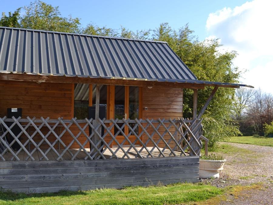Camping Pas Cher vous présente avec son site Officiel campingpascher.fr, le Camping Ushuaïa Villages - Les Pommiers Pays D'Auge classé 3 étoiles, situé sur la commune de Saint Sylvestre De Cormeilles dans le département Eure (Haute Normandie) en France. Le camping Ushuaïa Villages - Les Pommiers Pays D'Auge, vous présente un hébergement de type chalet de 24 m² pour 3 personnes et télévision. Le camping Ushuaïa Villages - Les Pommiers Pays D'Auge vous propose du sam. 18 juillet au sam. 25 juillet 2026 pour 7 nuits à 529€. Cette location propose 3 dates différentes pour réserver votre séjour. Découvrez également les 14 autres gammes d'hébergements du camping. Les Avis clients pour le Camping Ushuaïa Villages - Les Pommiers Pays D'Auge sont excellents avec une note moyenne de 8 sur 10. Piscine chauffée, Piscine couverte, Animation enfants, Aire de jeux enfants, Baby-foot, Parcours sportif, Pétanque, Randonnée, Structure gonflable enfants, Trampoline, Dépôt de pain, Snack/Bar,... En savoir plus : cliquez-ICI.