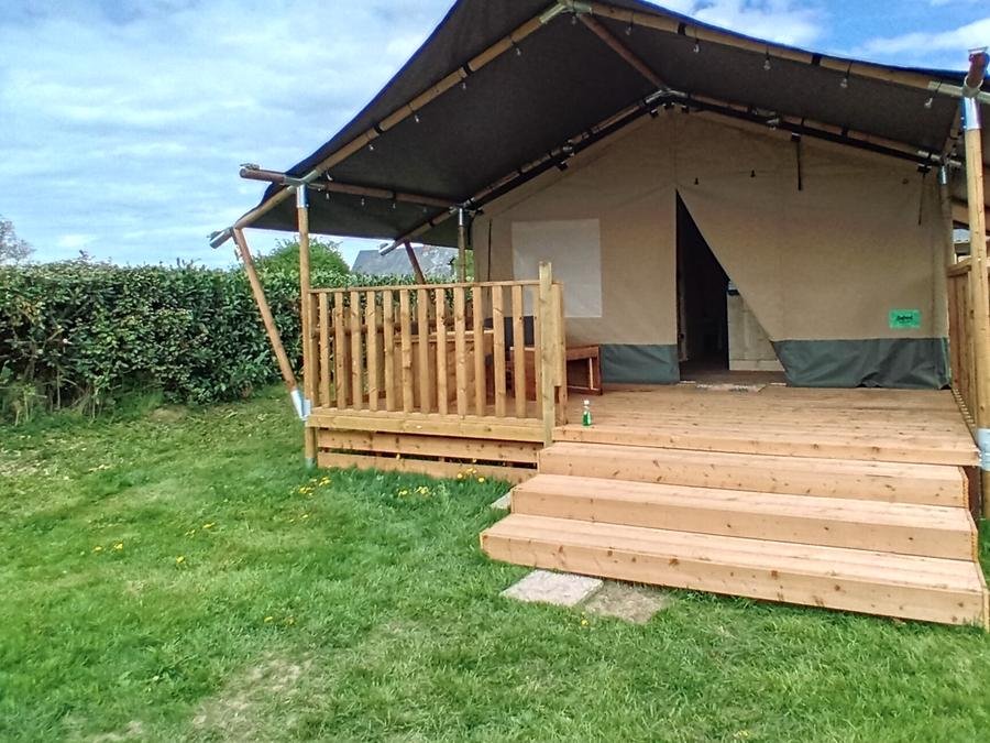 Camping Pas Cher vous présente avec son site Officiel campingpascher.fr, le Camping Ushuaïa Villages - Les Pommiers Pays D'Auge classé 3 étoiles, situé sur la commune de Saint Sylvestre De Cormeilles dans le département Eure (Haute Normandie) en France. Le camping Ushuaïa Villages - Les Pommiers Pays D'Auge, vous présente un hébergement de type tente en toile et bois de 25 m² pour 4 personnes. Le camping Ushuaïa Villages - Les Pommiers Pays D'Auge vous propose du sam. 19 septembre au sam. 26 septembre 2026 pour 7 nuits à 259€. Cette location propose 76 dates différentes pour réserver votre séjour. Découvrez également les 14 autres gammes d'hébergements du camping. Les Avis clients pour le Camping Ushuaïa Villages - Les Pommiers Pays D'Auge sont excellents avec une note moyenne de 8 sur 10. Piscine chauffée, Piscine couverte, Animation enfants, Aire de jeux enfants, Baby-foot, Parcours sportif, Pétanque, Randonnée, Structure gonflable enfants, Trampoline, Dépôt de pain, Snack/Bar,... En savoir plus : cliquez-ICI.