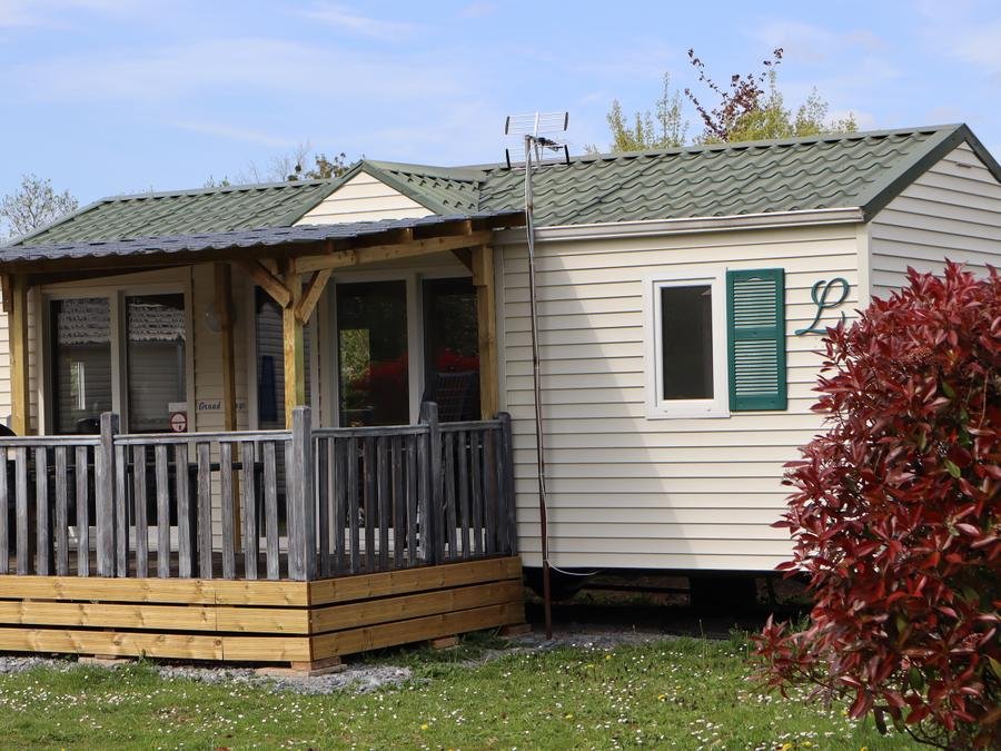 Camping Pas Cher vous présente avec son site Officiel campingpascher.fr, le Camping Ushuaïa Villages - Les Pommiers Pays D'Auge classé 3 étoiles, situé sur la commune de Saint Sylvestre De Cormeilles dans le département Eure (Haute Normandie) en France. Le camping Ushuaïa Villages - Les Pommiers Pays D'Auge, vous présente un hébergement de type mobil-home de 32 m² pour 5 personnes. Le camping Ushuaïa Villages - Les Pommiers Pays D'Auge vous propose du sam. 19 septembre au sam. 26 septembre 2026 pour 7 nuits à 289€. Cette location propose 47 dates différentes pour réserver votre séjour. Découvrez également les 14 autres gammes d'hébergements du camping. Les Avis clients pour le Camping Ushuaïa Villages - Les Pommiers Pays D'Auge sont excellents avec une note moyenne de 8 sur 10. Piscine chauffée, Piscine couverte, Animation enfants, Aire de jeux enfants, Baby-foot, Parcours sportif, Pétanque, Randonnée, Structure gonflable enfants, Trampoline, Dépôt de pain, Snack/Bar,... En savoir plus : cliquez-ICI.