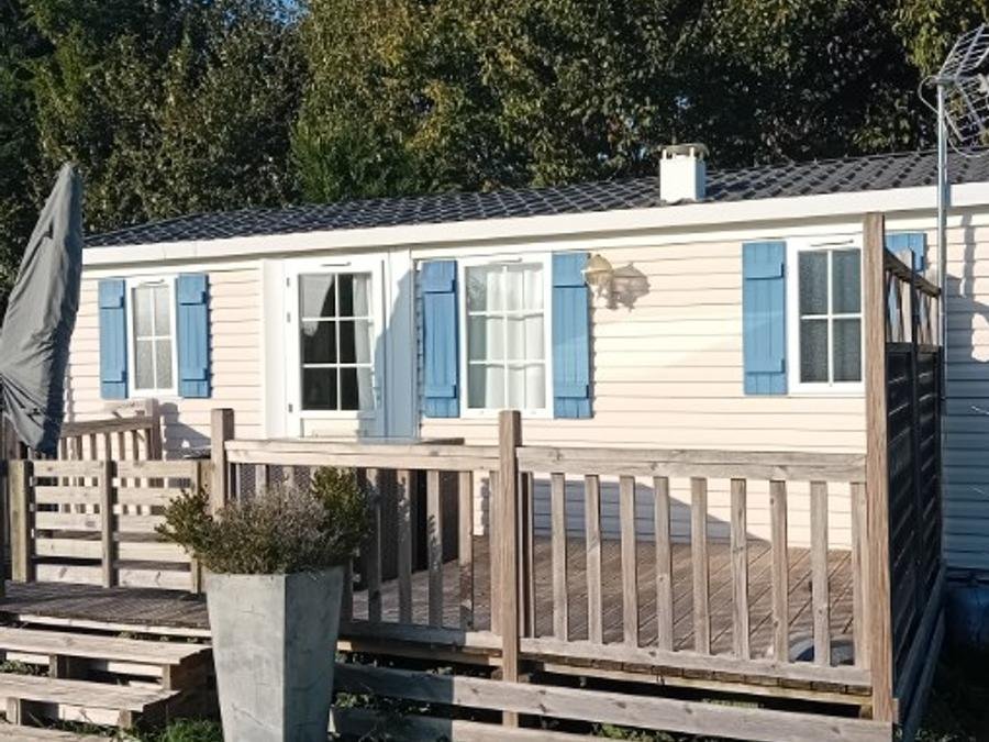 Camping Pas Cher vous présente avec son site Officiel campingpascher.fr, le Camping Ushuaïa Villages - Les Pommiers Pays D'Auge classé 3 étoiles, situé sur la commune de Saint Sylvestre De Cormeilles dans le département Eure (Haute Normandie) en France. Le camping Ushuaïa Villages - Les Pommiers Pays D'Auge, vous présente un hébergement de type mobil-home de 28 m² et télévision. Le camping Ushuaïa Villages - Les Pommiers Pays D'Auge vous propose du sam. 19 septembre au sam. 26 septembre 2026 pour 7 nuits à 299€. Cette location propose 72 dates différentes pour réserver votre séjour. Découvrez également les 14 autres gammes d'hébergements du camping. Les Avis clients pour le Camping Ushuaïa Villages - Les Pommiers Pays D'Auge sont excellents avec une note moyenne de 9 sur 10. Piscine chauffée, Piscine couverte, Animation enfants, Aire de jeux enfants, Baby-foot, Parcours sportif, Pétanque, Randonnée, Structure gonflable enfants, Trampoline, Dépôt de pain, Snack/Bar,... En savoir plus : cliquez-ICI.