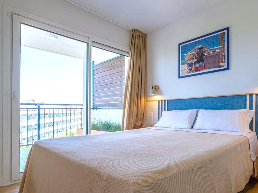 Camping Pas Cher vous présente avec son site Officiel campingpascher.fr, le Camping La Siesta Salou Resort & Camping, situé sur la commune de Salou dans le département Tarragone (Catalogne) en Espagne. Le camping La Siesta Salou Resort & Camping vous propose un hébergement de type appartement. L'établissement vous propose 25 autres types d'hébergements. Découvrez tous nos séjours à petits prix dans la commune et aux alentours de Salou du département : Tarragone (Catalogne). Les Avis clients pour le Camping La Siesta Salou Resort & Camping sont excellents avec une note moyenne de 9 sur 10. Parc aquatique, Piscine couverte, Piscine extérieure, Animation ados, Animation enfants, Animations familiales, Club enfants, Aire de jeux enfants, Court de tennis, Parcours sportif, Ping-pong, Terrain de beach-volley, Terrain multisports, Bar, Restaurant, Épicerie,... En savoir plus : cliquez-ICI.