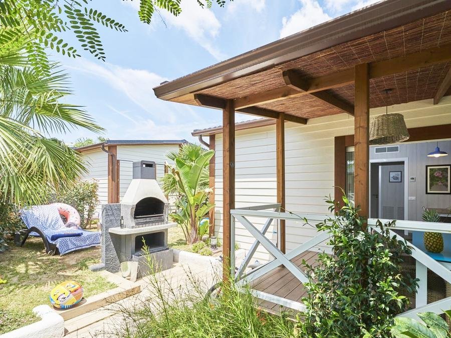 Camping Pas Cher vous présente avec son site Officiel campingpascher.fr, le Camping La Siesta Salou Resort & Camping, situé sur la commune de Salou dans le département Tarragone (Catalogne) en Espagne. Le camping La Siesta Salou Resort & Camping vous propose un hébergement de type bungalow. L'établissement vous propose 24 autres types d'hébergements. Découvrez tous nos séjours à petits prix dans la commune et aux alentours de Salou du département : Tarragone (Catalogne). Les Avis clients pour le Camping La Siesta Salou Resort & Camping sont excellents avec une note moyenne de 9 sur 10. Parc aquatique, Piscine couverte, Piscine extérieure, Animation ados, Animation enfants, Animations familiales, Club enfants, Aire de jeux enfants, Court de tennis, Parcours sportif, Ping-pong, Terrain de beach-volley, Terrain multisports, Bar, Restaurant, Épicerie,... En savoir plus : cliquez-ICI.