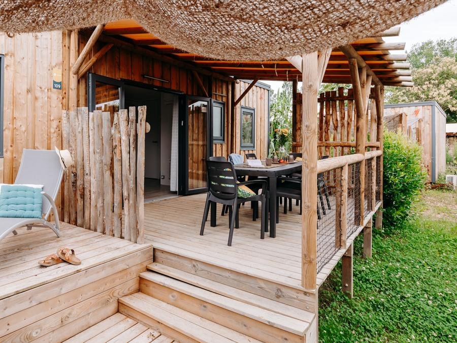 Camping Pas Cher vous présente avec son site Officiel campingpascher.fr, le Camping Slow Village Pornic classé 4 étoiles, situé sur la commune de La Plaine Sur Mer dans le département Loire-atlantique (Pays De La Loire) en France. Le camping Slow Village Pornic vous propose un hébergement de type lodge de 40 m² pour 1 personne (télévision). L'établissement vous propose 7 autres types d'hébergements. Découvrez tous nos séjours à petits prix dans la commune et aux alentours de La Plaine Sur Mer du département : Loire-atlantique (Pays De La Loire). Les Avis clients pour le Camping Slow Village Pornic sont excellents avec une note moyenne de 8 sur 10. Piscine extérieure, Animations familiales, Aire de jeux enfants, Court de tennis, Pétanque, Terrain multisports, Boulangerie, Restaurant, Épicerie,... En savoir plus : cliquez-ICI.