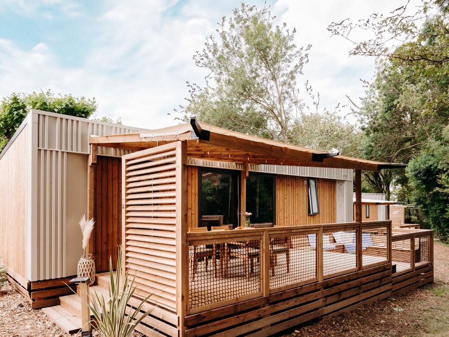 Camping Pas Cher vous présente avec son site Officiel campingpascher.fr, le Camping Slow Village Pornic classé 4 étoiles, situé sur la commune de La Plaine Sur Mer dans le département Loire-atlantique (Pays De La Loire) en France. Le camping Slow Village Pornic vous propose un hébergement de type lodge de 40 m² (télévision). L'établissement vous propose 12 autres types d'hébergements. Découvrez tous nos séjours à petits prix dans la commune et aux alentours de La Plaine Sur Mer du département : Loire-atlantique (Pays De La Loire). Les Avis clients pour le Camping Slow Village Pornic sont excellents avec une note moyenne de 8 sur 10. Piscine extérieure, Animations familiales, Aire de jeux enfants, Court de tennis, Pétanque, Terrain multisports, Boulangerie, Restaurant, Épicerie,... En savoir plus : cliquez-ICI.