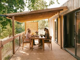 Camping Pas Cher vous présente avec son site Officiel campingpascher.fr, le Camping Slow Village Pornic classé 4 étoiles, situé sur la commune de La Plaine Sur Mer dans le département Loire-atlantique (Pays De La Loire) en France. Le camping Slow Village Pornic vous propose un hébergement de type lodge de 40 m² (télévision). L'établissement vous propose 12 autres types d'hébergements. Découvrez tous nos séjours à petits prix dans la commune et aux alentours de La Plaine Sur Mer du département : Loire-atlantique (Pays De La Loire). Les Avis clients pour le Camping Slow Village Pornic sont excellents avec une note moyenne de 8 sur 10. Piscine extérieure, Animations familiales, Aire de jeux enfants, Court de tennis, Pétanque, Terrain multisports, Boulangerie, Restaurant, Épicerie,... En savoir plus : cliquez-ICI.